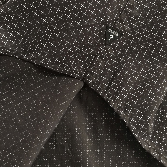 〽️⚠️ Guess button down XL Slim Fit - Picture 2 of 3